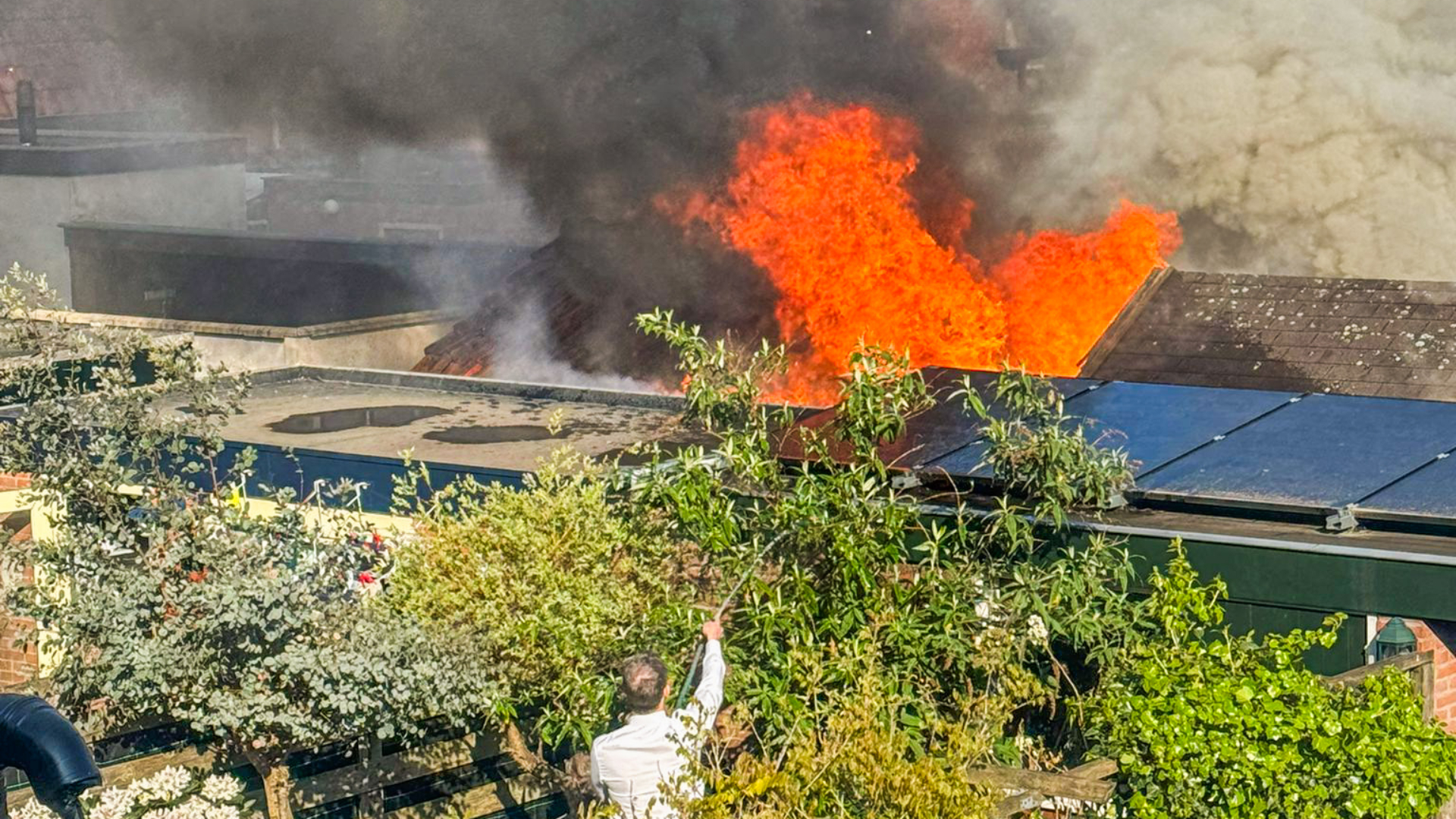 Woerdenaar zet schuren in de hens met onkruidbrander