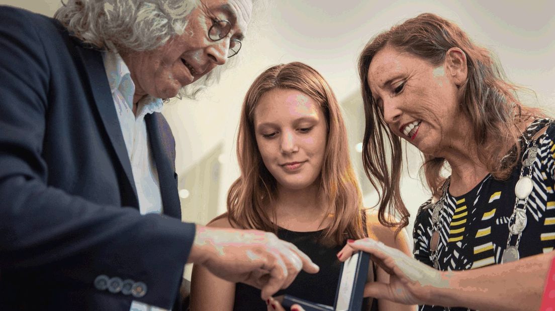 Burgemeester Mieke Damsma en kinderdirecteur Suus Pronk overhandigen de erepenning van de gemeente (Rechten:Herinneringscentrum kamp Westerbork/Sake Elzinga)