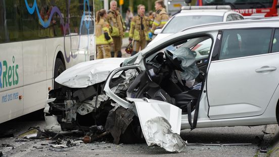 Autobestuurder raakt onwel en botst tegen bus in Zwolle Nieuws
