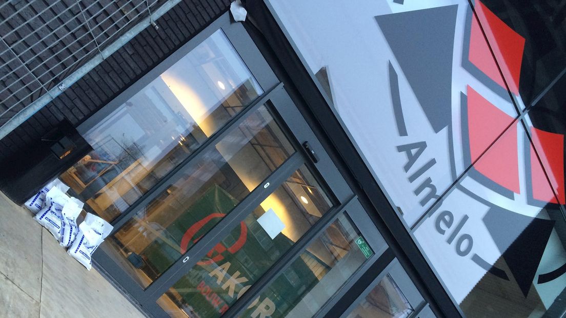 Zoutzakken bij stadion Heracles Almelo