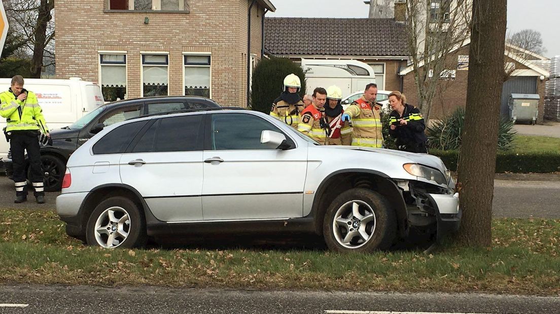 Auto tegen boom bij eenzijdig ongeluk Lutten