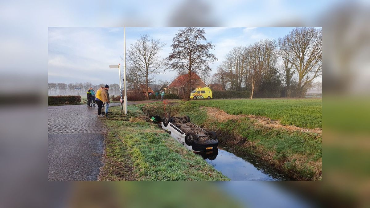 Bestelbus op de kop in de sloot bij Steggerda