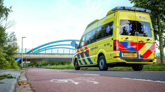 Ongeluk op fietspad Asser: vrouw met hoofdwond naar ziekenhuis. Ongeluk op fietspad Asser: vrouw met hoofdwond naar ziekenhuis.