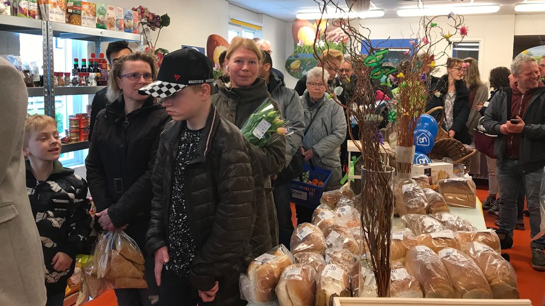 De kleine supermarkt stond vol met tientallen dorpsbewoners