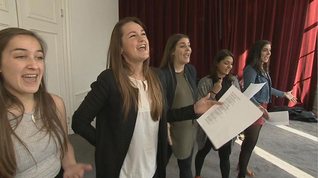 Haagse studenten repeteren voor benefietconcert (Still video)