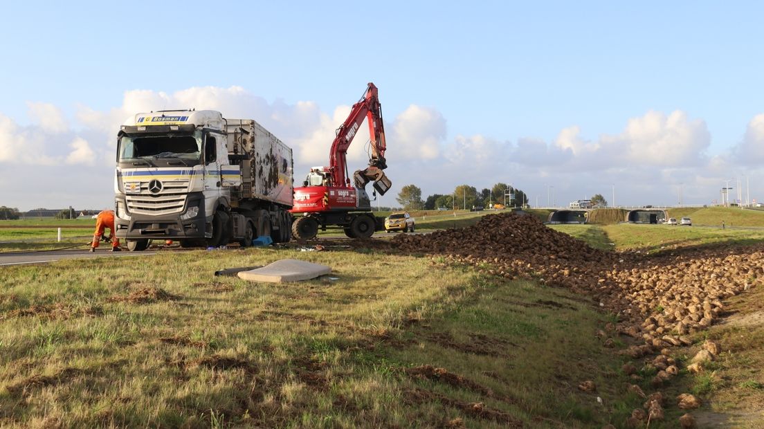 Vrachtwagen vol suikerbieten gekanteld