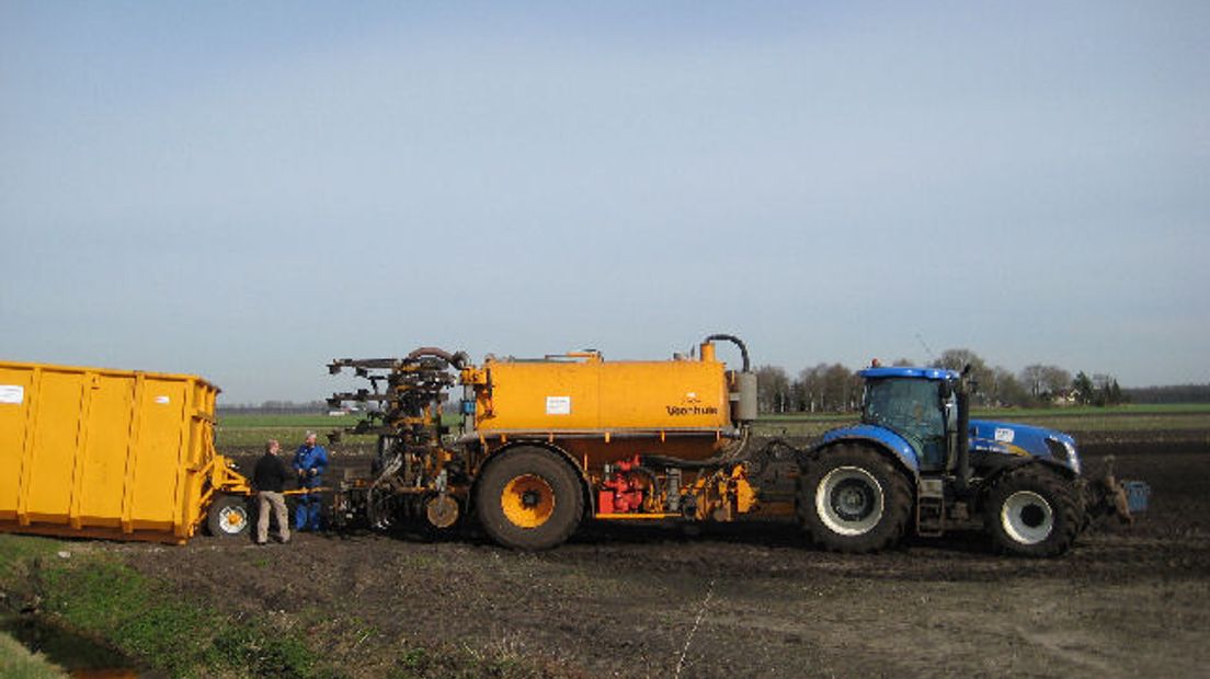 Mesttank vullen door Albert Loof van Loonbedrijf Scheper bij Schoonoord.