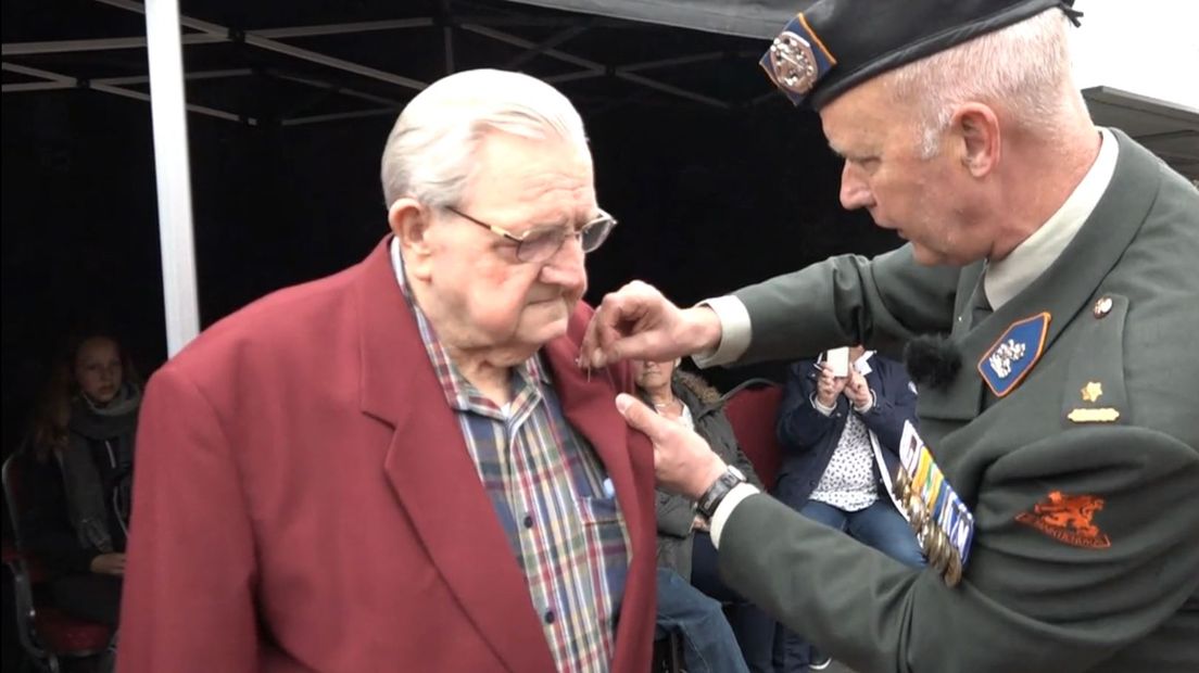 Toch erkenning voor 93-jarige Engbert Hendriks (Rechten: RTV Drenthe)