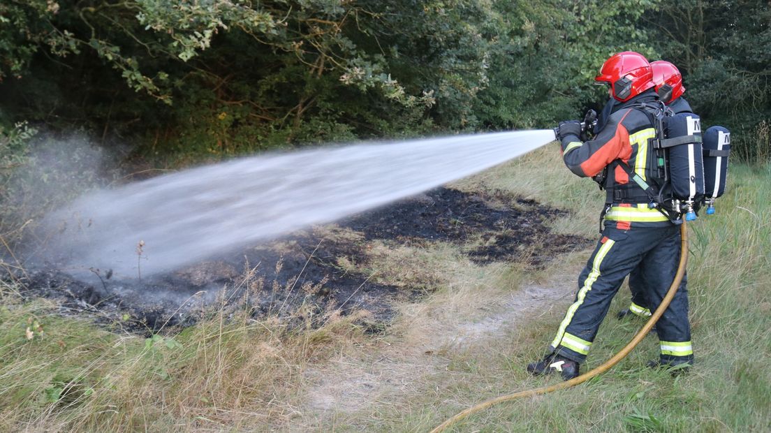 Brandweerlieden blussen een brandje bij de Beertsterplas