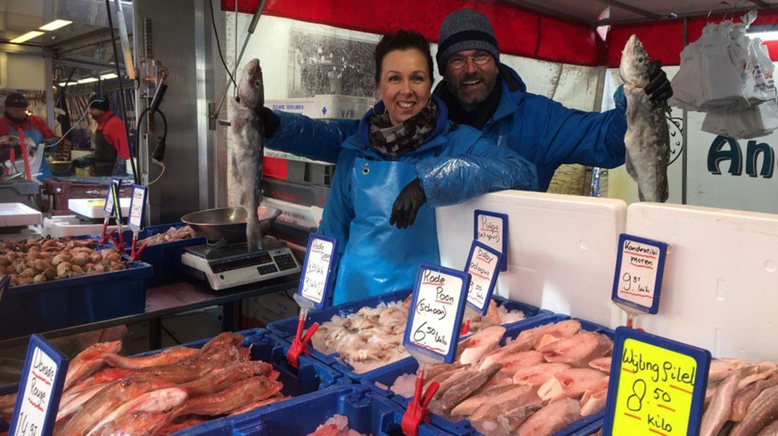 Claudia en Mark Smit bij hun marktkraam