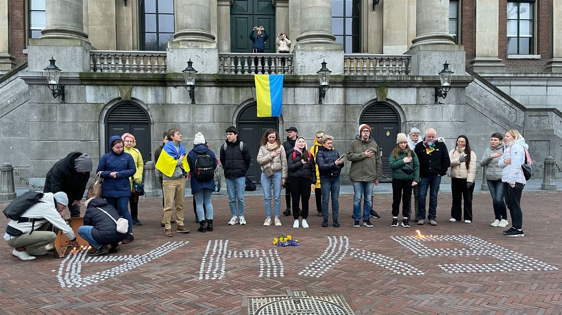 Op de Grote Markt worden de slachtoffers herdacht en wordt het Oekraïense volkslied gezongen