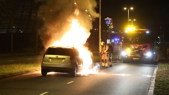 Auto in lichterlaaie in Leiden Home