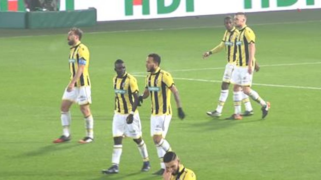 Vitesse gaat als nummer acht van de eredivisie de winterstop in. Bij winst in De Kuip zaterdagavond hadden de Arnhemmers nog wat kunnen stijgen, maar dat zat er niet in. Feyenoord en Vitesse maakten er vooral in de eerste helft een echte wedstrijd van, maar in de tweede helft bleek de koploper van de competitie toch een maatje te groot: 3-1.