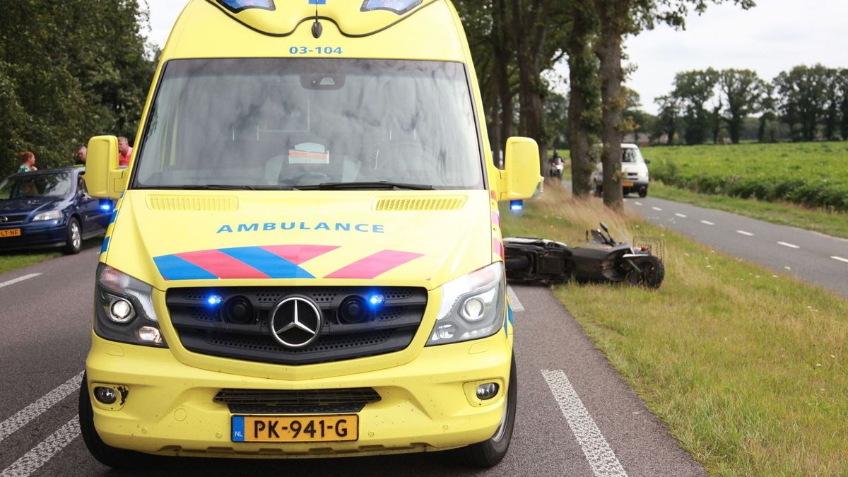 Gewonde bij botsing tussen auto en brommer bij Donderen