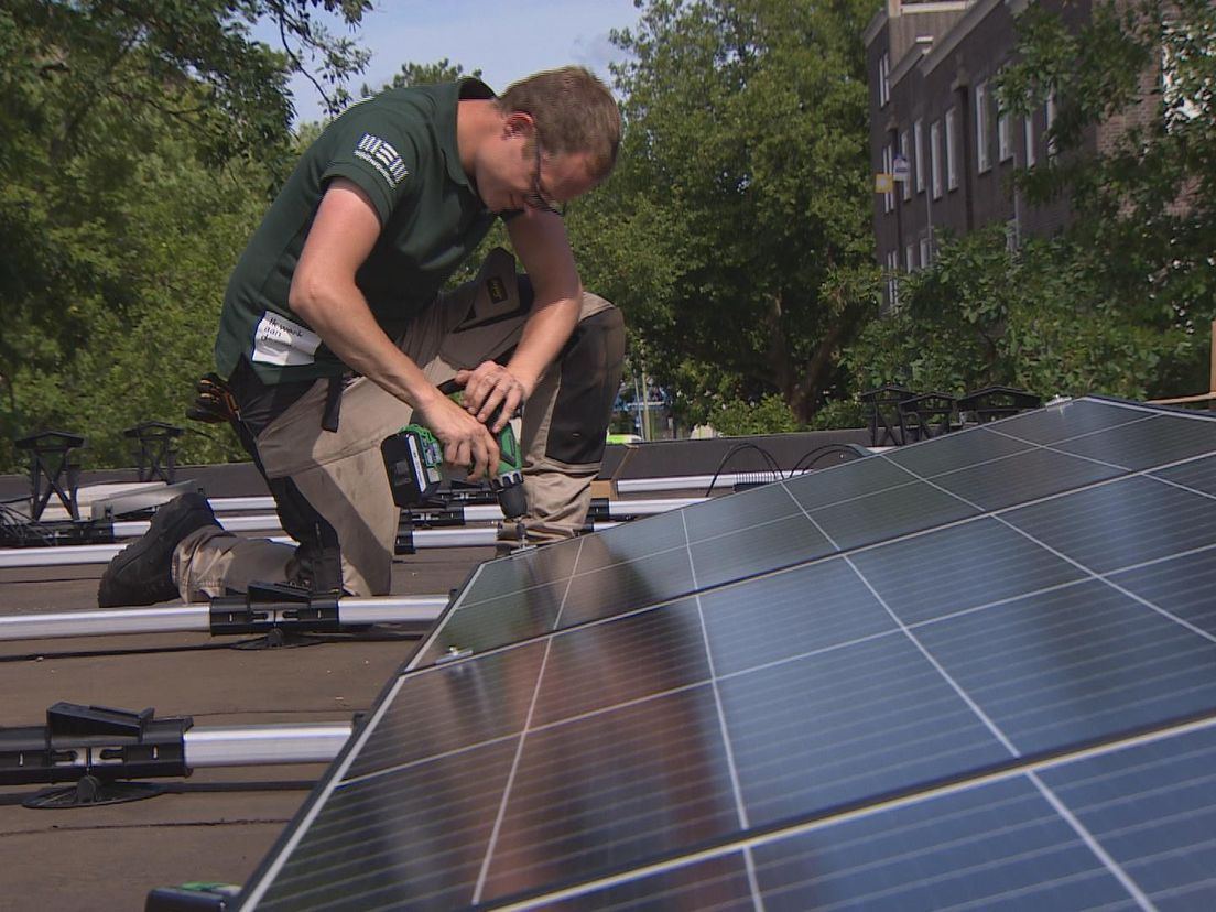 Zonnepaneelmonteu Michael Boevée aan het werk