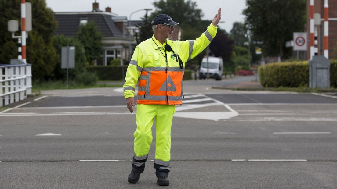 Een verkeersregelaar aan het werk (archief)