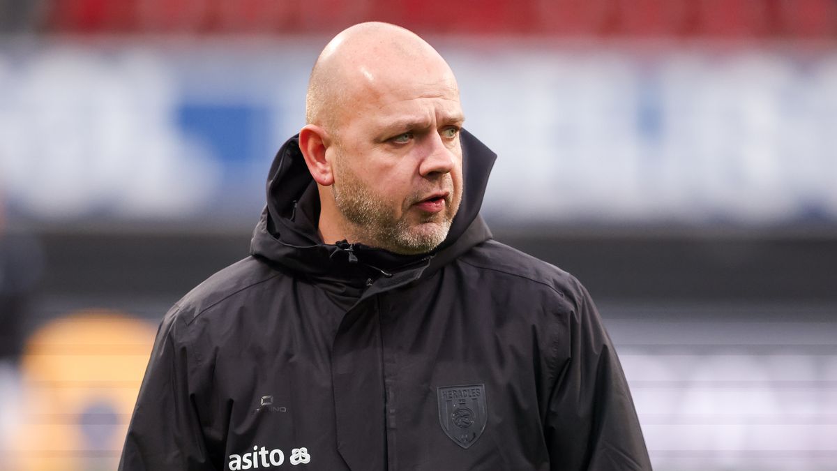 Heracles en assistent-trainer Peter Reekers nemen afscheid van elkaar