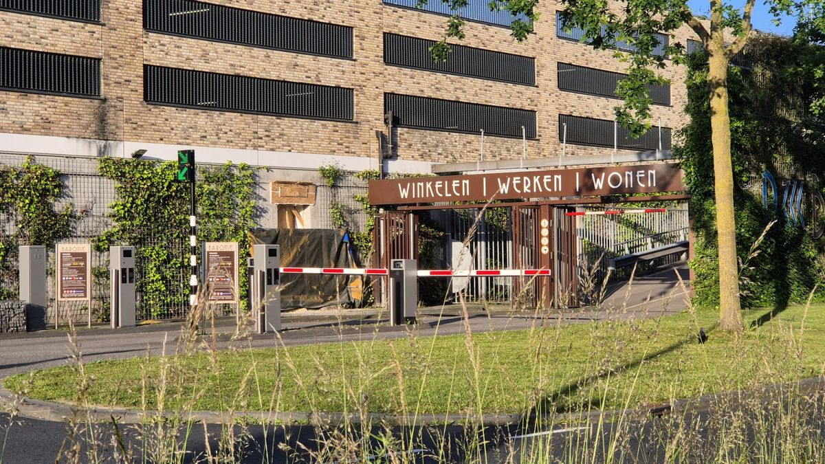 Betonvloer in slechte staat: parkeerdek op winkelcentrum per direct dicht