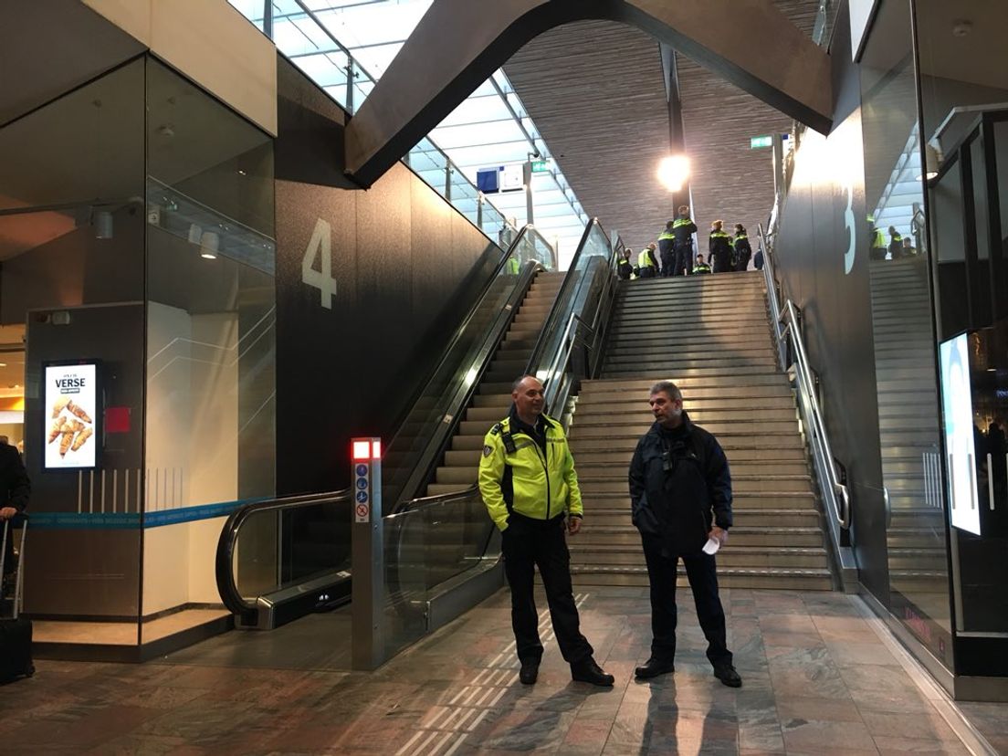 De politie op dinsdagochtend op Rotterdam Centraal