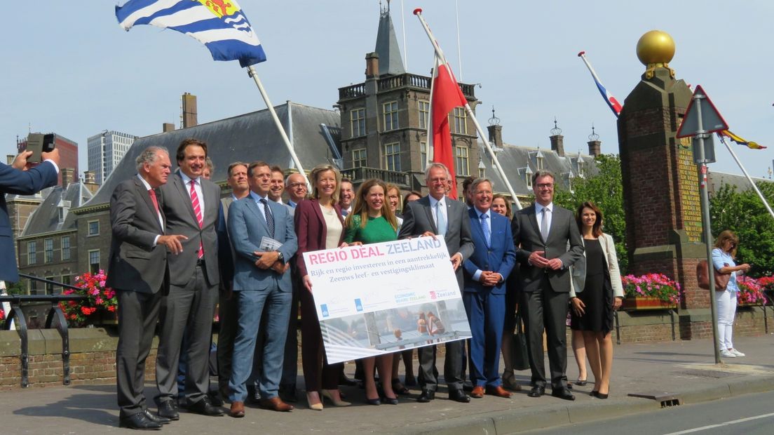 De ondertekening van de regiodeal Zeeland in Den Haag