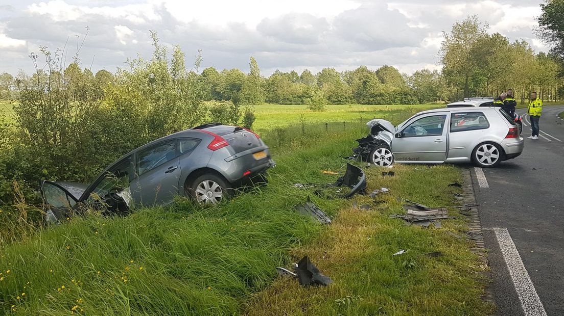 Twee auto's botsen tussen Leek en Nietap (Rechten: Persbureau Meter)