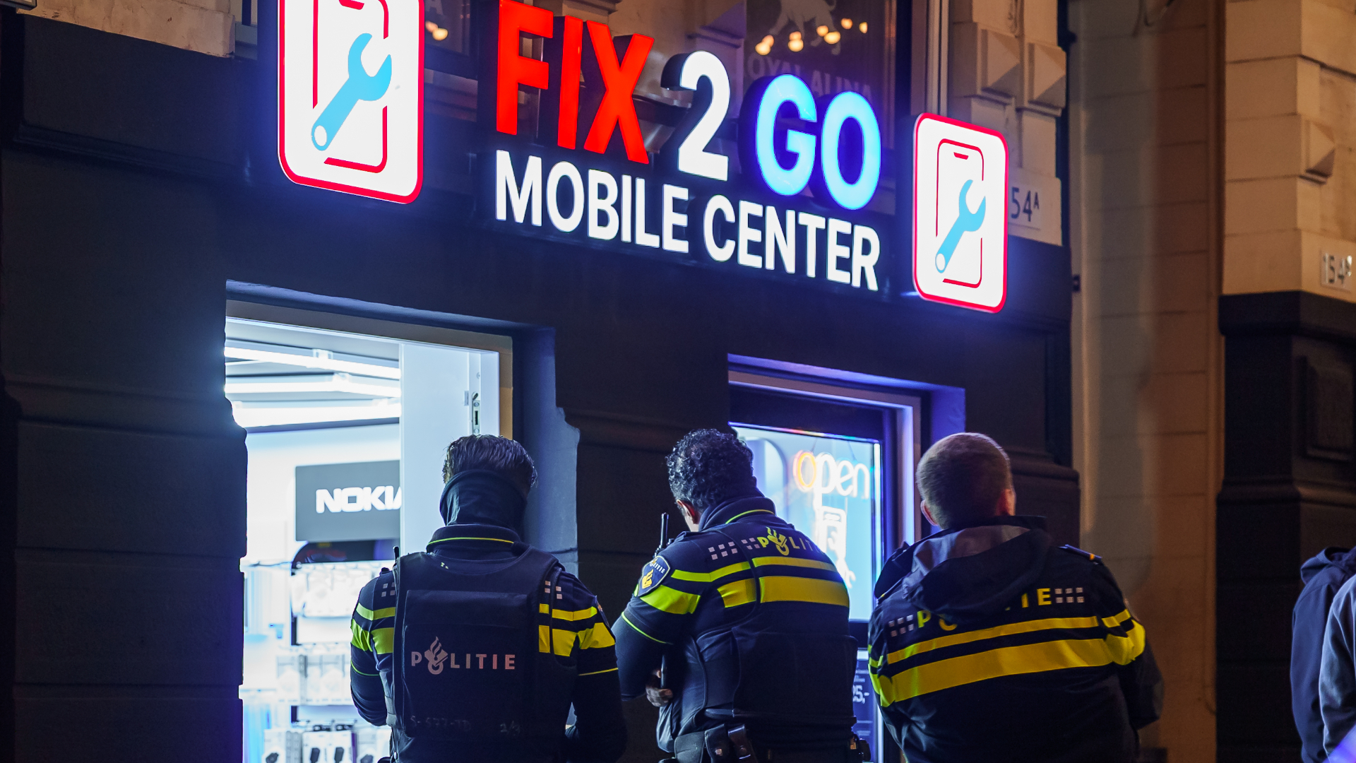 Politie na melding overval op telefoonwinkel in Rotterdam