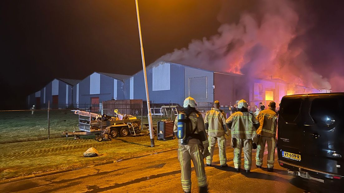 De brand zou in meerdere loodsen woeden