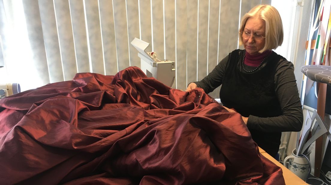 Michèle Piet is bezig met de eerste jurk van het samenwerkingsproject met de Kledingbank