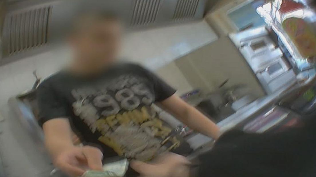 verborgen camera geld overhandigen illegale pakjes sigaretten