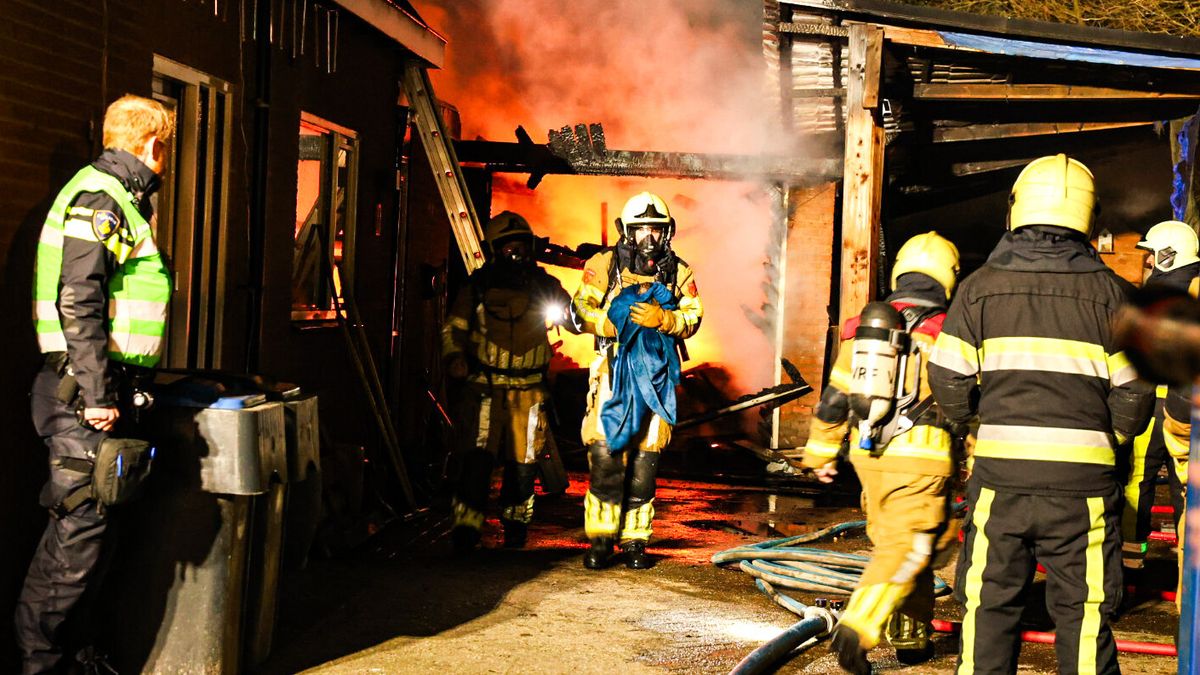 Konijn gered bij uitslaande brand in hok in Langezwaag