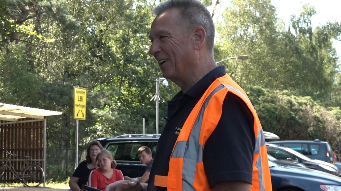 Gerrit sleept je pechauto naar een koele plek.