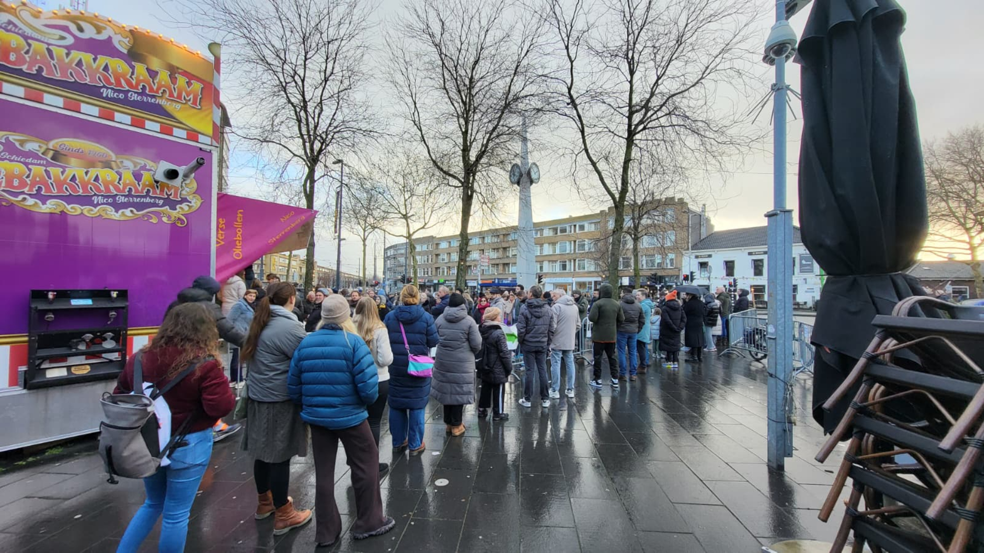 Lange rij bij Oliebollenkraam Nico Sterrenberg aan de Koemarkt in Schiedam