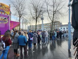 Gezellige drukte bij Oliebollenkraam Nico Sterrenberg in Schiedam