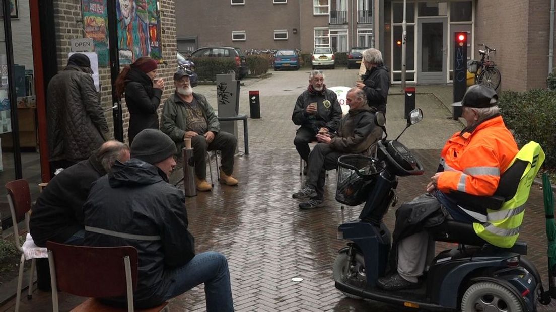 Dak- en thuislozen drinken koffie bij de Titus Brandsma-kapel in Nijmegen.