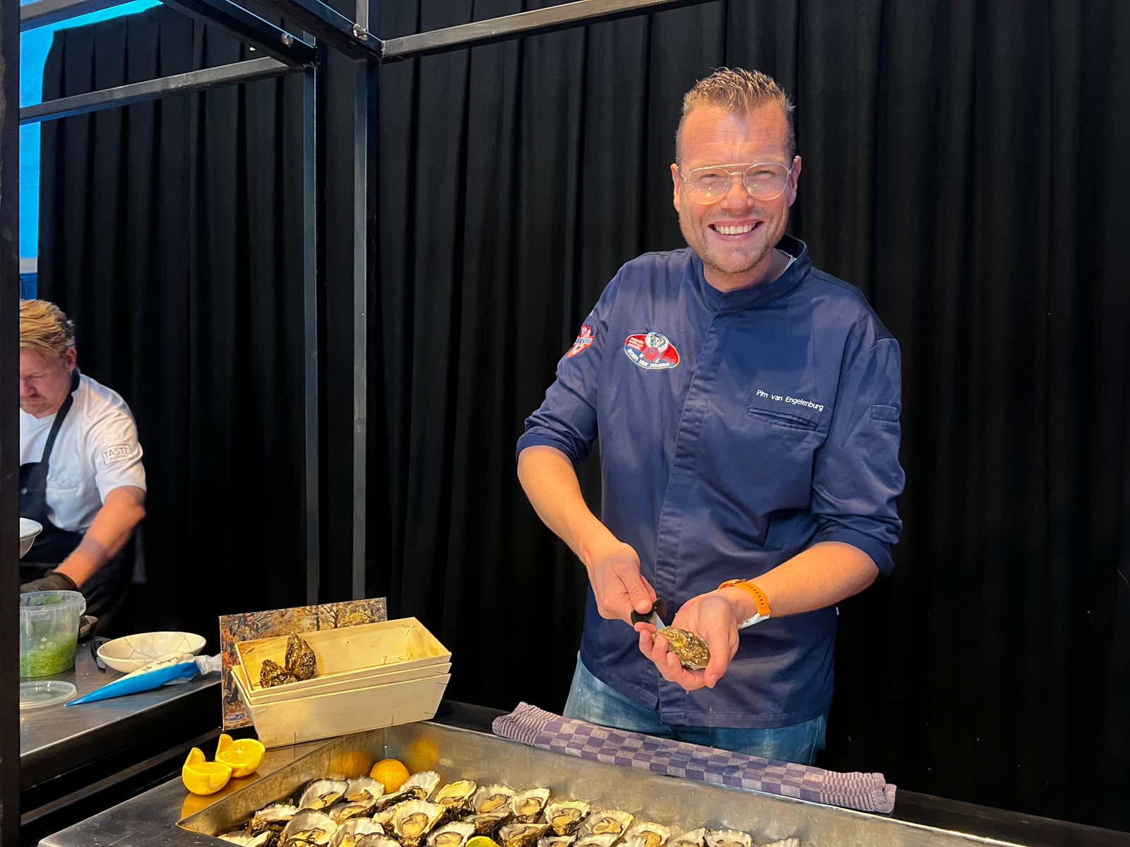 Oesters helpen Nederlanders en Belgen een handje bij het netwerken in Middelburg