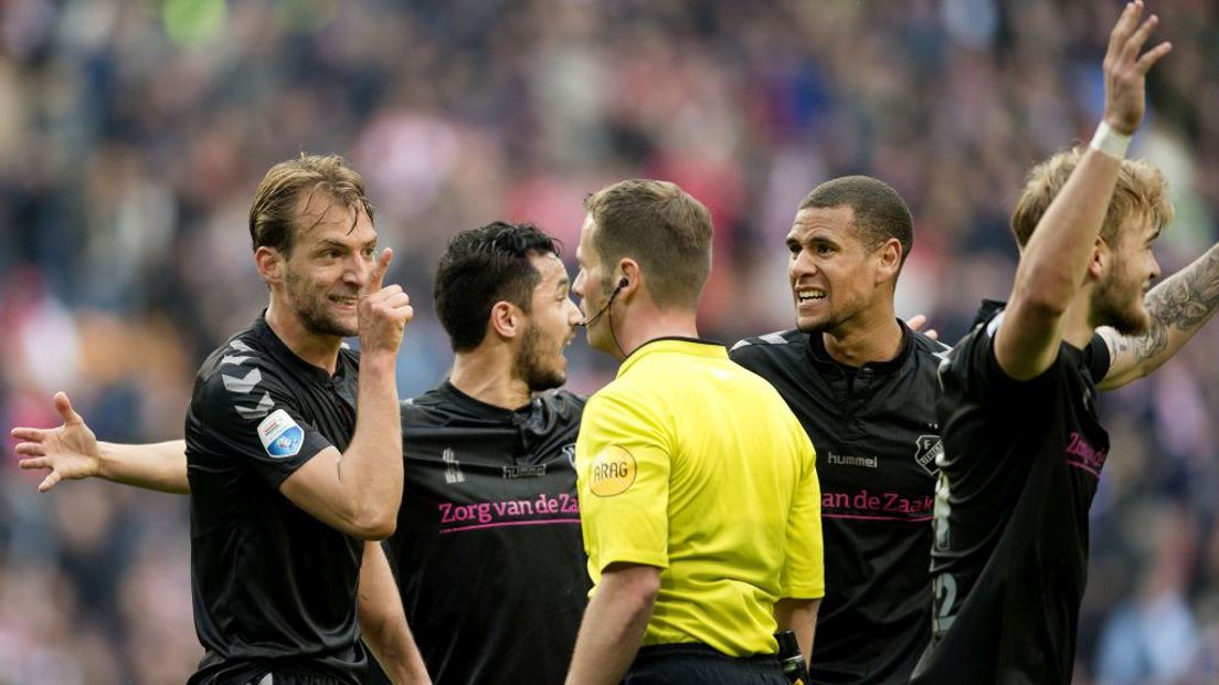 FC Utrecht-spelers boos op scheidsrechter Makkelie.