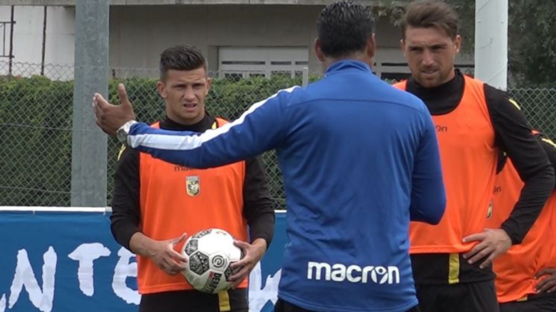 Bryan Linssen lijkt zich deze week kostelijk te vermaken in Oostenrijk. De nieuwe linksbuiten van Vitesse loopt elke dag met een grote glimlach rond in de groep. Nog steeds, ondanks alle zware trainingen.