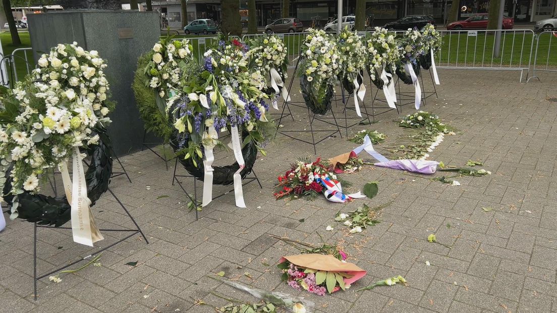 Weer bloemenkransen vernield bij oorlogsmonument in Rotterdam-Charlois