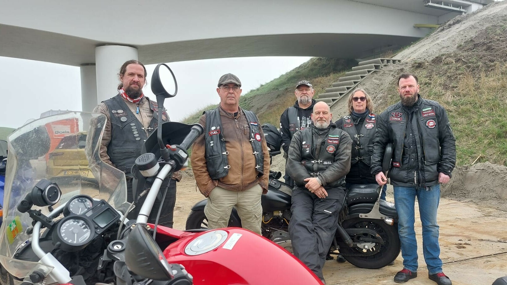 Onder deze stoere leren hesjes zitten kleine hartjes: 'We doen alles voor kinderen met een trauma'