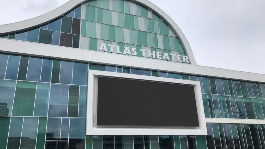 Ook bij het ATLAS Theater is door de stroomstoring alles op zwart gegaan (RTV Drenthe/Janet Oortwijn)