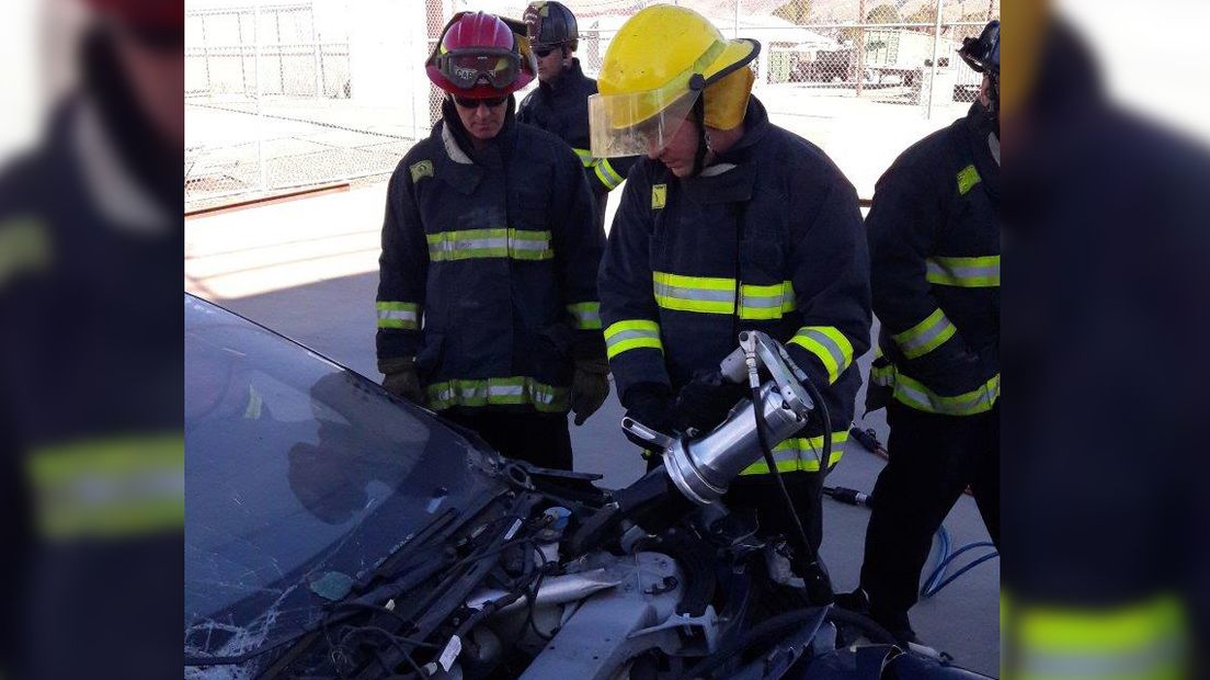 Brandweerlieden knippen een Tesla open.