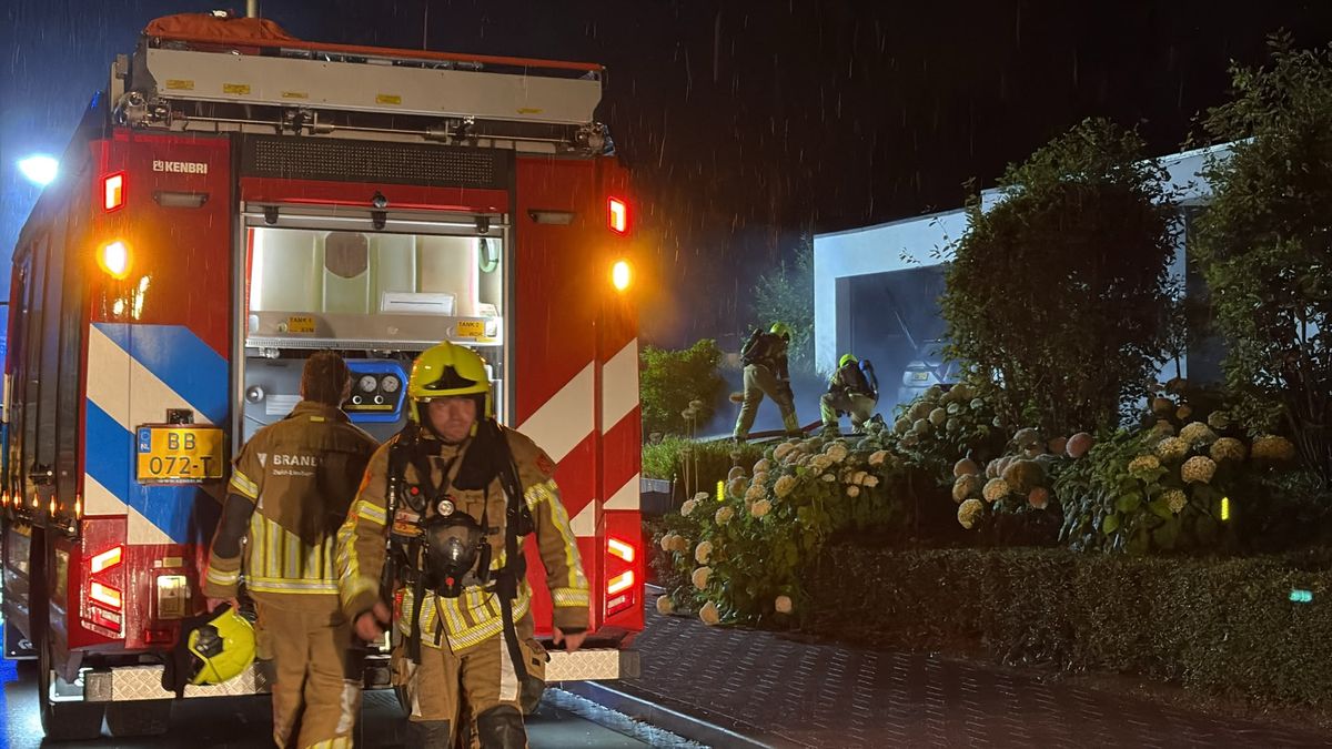 Explosie in garage bij woningbrand in Cadier en Keer: elektrische auto's in brand