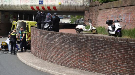 Gewonde na botsing op verhoogd fietspad, opzittenden scooter vallen twee meter naar beneden - Omroep West