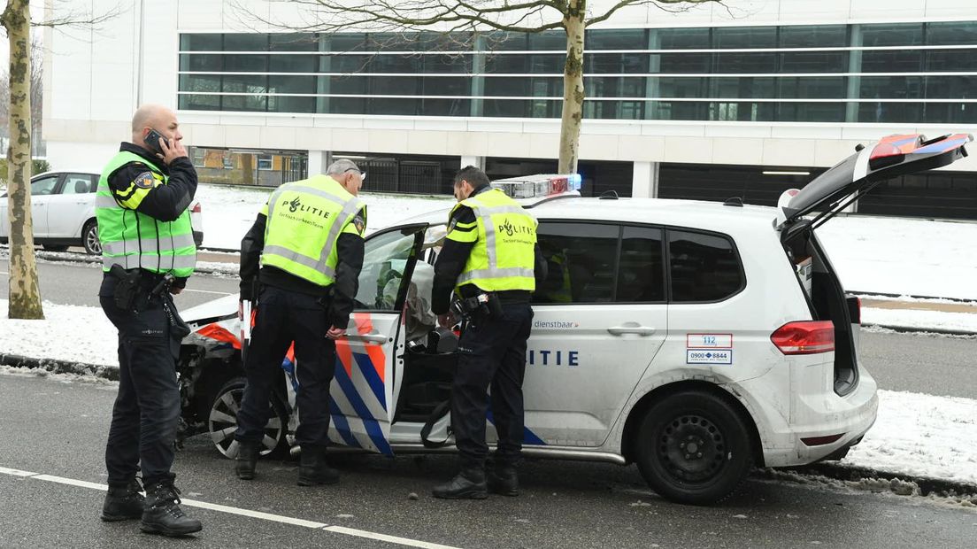 Agenten bij de politiewagen