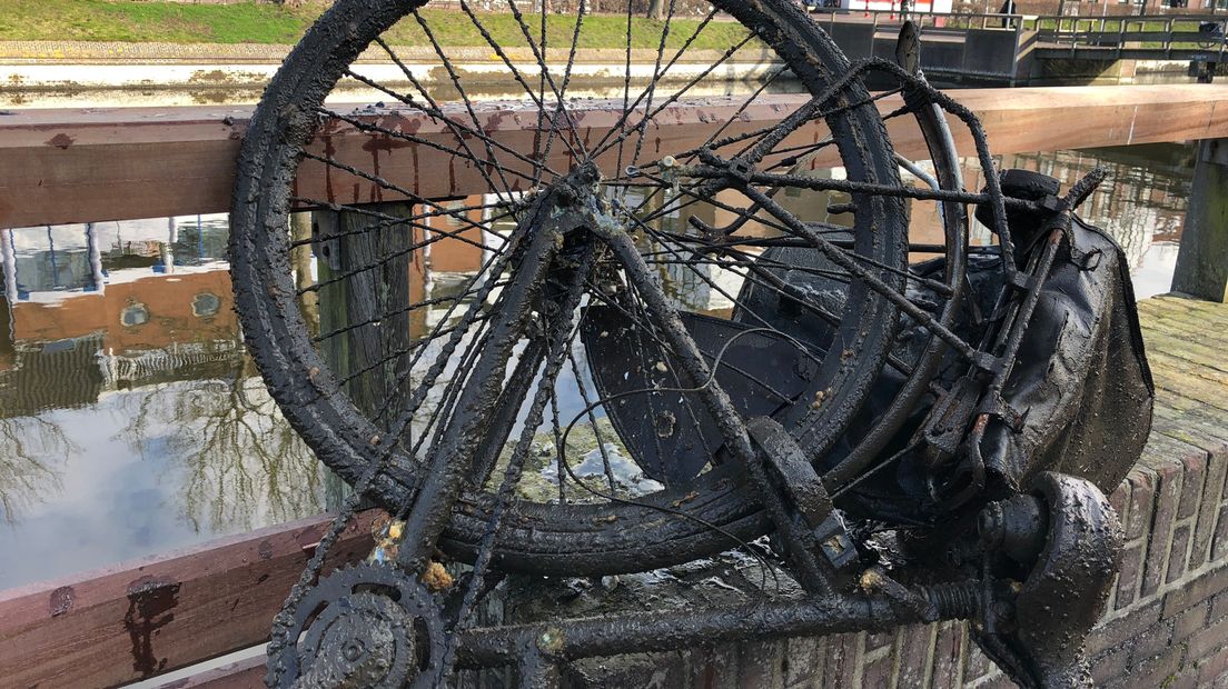 Fietswrak uit de singel in Middelburg