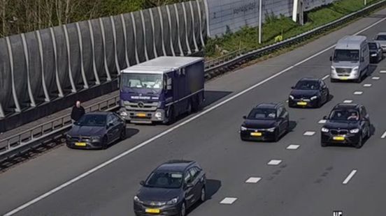 Waardetransporteurs kunnen geen kant op na ongeluk | Auto uitgebrand, mogelijk brandstichting. Waardetransporteurs kunnen geen kant op na ongeluk | Auto uitgebrand, mogelijk brandstichting.