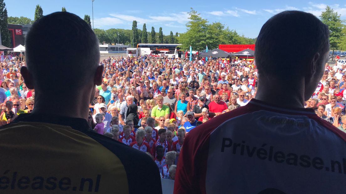 Kjell Scherpen en Tim Siekman kijken uit over de supporters tijdens de vorige open dag (Rechten: RTV Drenthe)