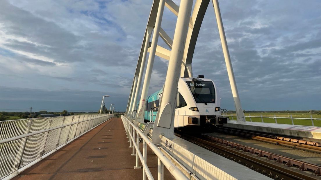 Een trein van Arriva op de Walfridusbrug bij Groningen