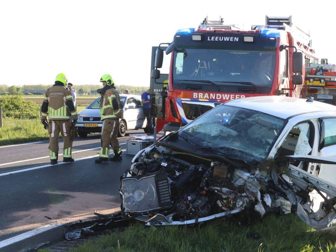 Bij het ongeval is een van de twee automobilisten ter plaatse overleden.