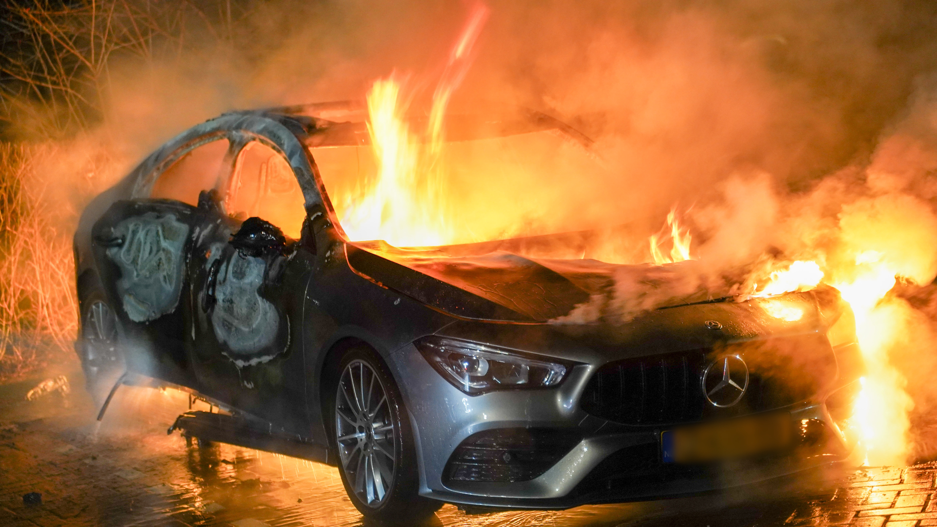 Door de vlammenzee kan de auto als verloren worden beschouwd